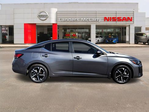 Used 2025 Nissan Sentra SV w/ Trunk Package image 2