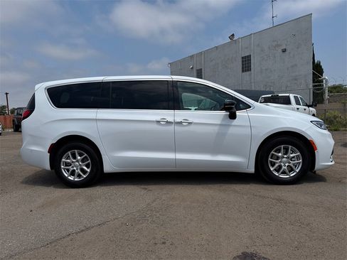 New 2025 Chrysler Pacifica Select image 7