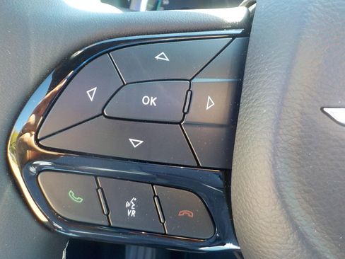 Used 2025 Chrysler Pacifica Premium image 14