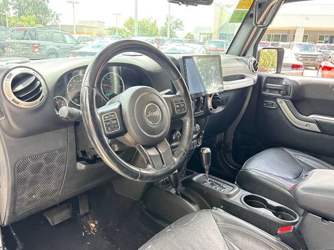 Used 2016 Jeep Wrangler Unlimited Sahara w/ Connectivity Group AWD/4WD image 6