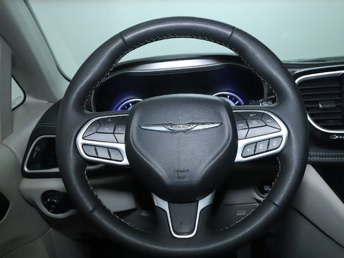 Used 2024 Chrysler Pacifica Select image 20