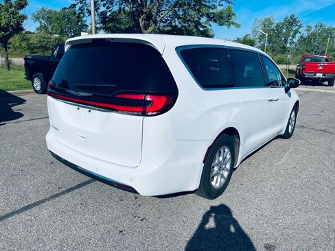 Used 2023 Chrysler Pacifica Touring-L FWD image 6
