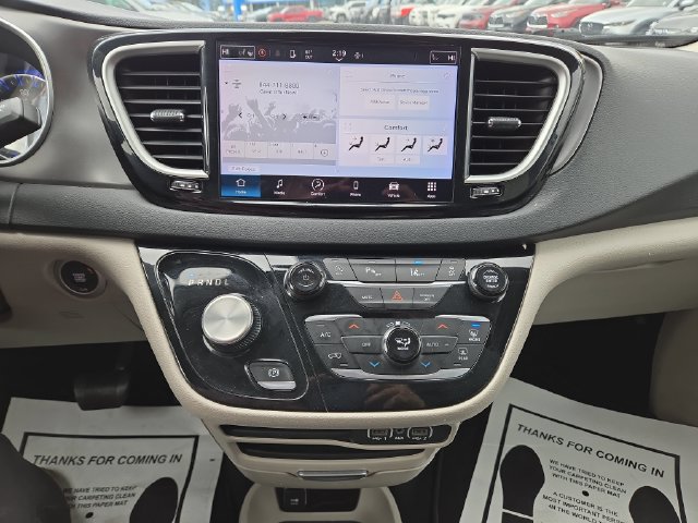 Used 2024 Chrysler Pacifica Touring-L FWD image 27