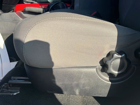 Used 2017 Toyota Tacoma SR image 21