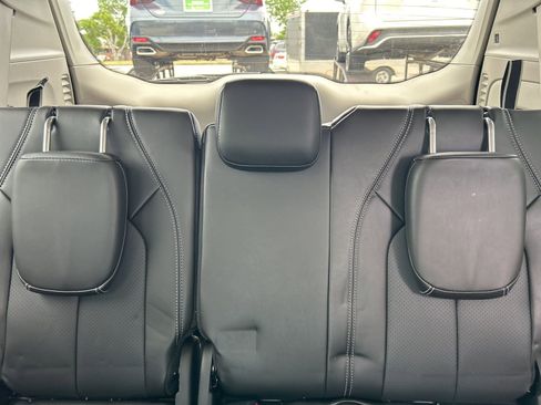 Certified 2023 Chrysler Pacifica Touring-L AWD/4WD image 11