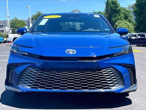 Used 2025 Toyota Camry SE w/ Convenience Package FWD image 3