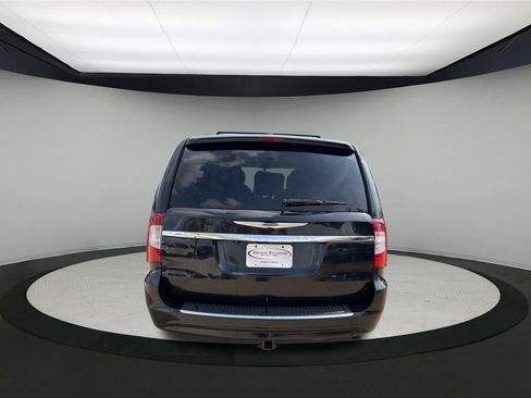 Used 2013 Chrysler Town & Country Touring-L w/ Driver Convenience Group FWD image 6