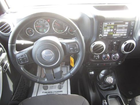 Used 2017 Jeep Wrangler Unlimited Sahara w/ Connectivity Group AWD/4WD image 10