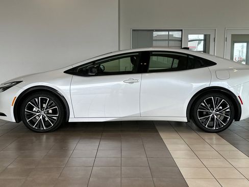 Used 2025 Toyota Prius XLE FWD image 7