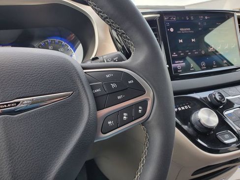 Used 2023 Chrysler Pacifica Touring-L FWD image 14