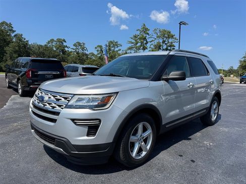 Used 2019 Ford Explorer XLT FWD image 4