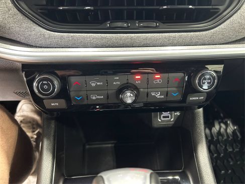 Used 2025 Jeep Compass Latitude w/ Convenience Group AWD/4WD image 26