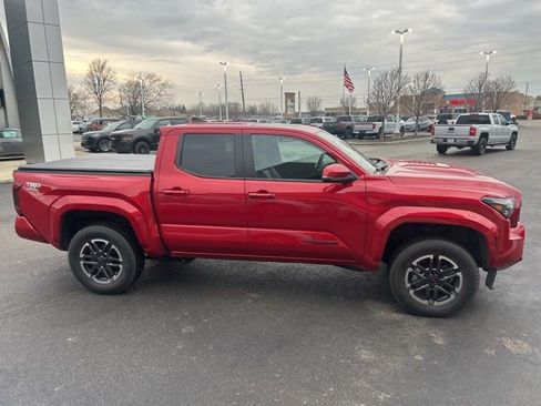 Used 2024 Toyota Tacoma TRD Sport image 3