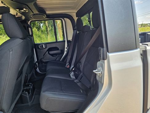 Used 2022 Jeep Gladiator Willys image 15