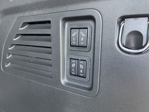 Used 2025 Buick Enclave Avenir image 52