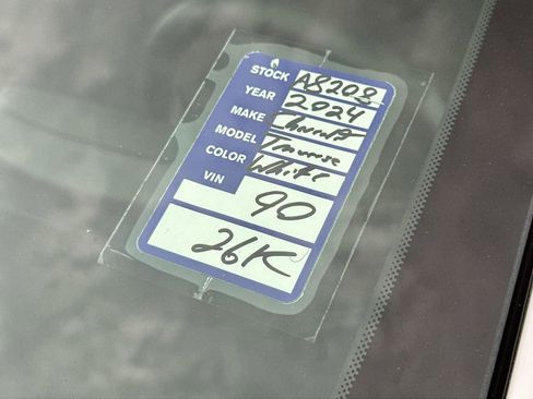 Used 2024 Chevrolet Traverse LT image 27