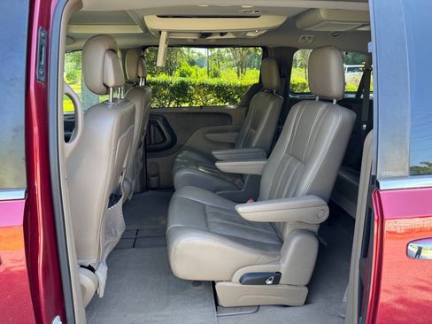 Used 2013 Chrysler Town & Country Touring-L w/ Entertainment Group #2 FWD image 13