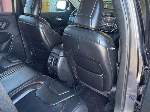 Used 2019 Jeep Cherokee Trailhawk AWD/4WD image 17