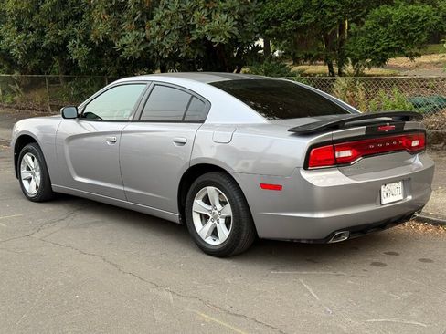 Used 2014 Dodge Charger SE RWD image 3