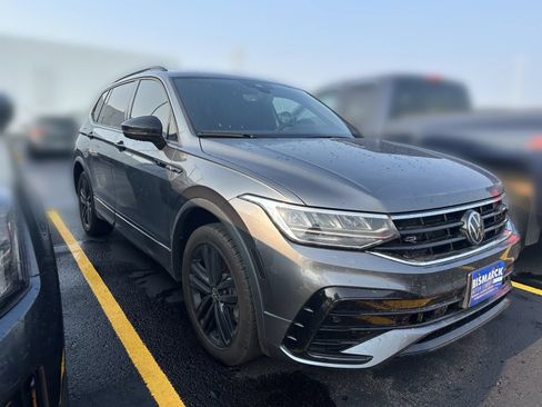 Used 2022 Volkswagen Tiguan SE R-Line AWD/4WD image 2