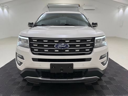 Used 2017 Ford Explorer XLT w/ Equipment Group 202A AWD/4WD image 2