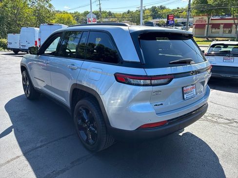 Used 2024 Jeep Grand Cherokee Altitude AWD/4WD image 5