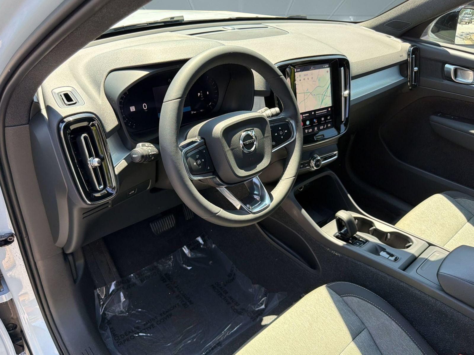 Certified 2024 Volvo XC40 B5 Core w/ Protection Package Premier AWD/4WD image 4