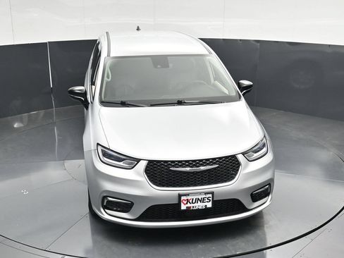 Used 2024 Chrysler Pacifica Touring-L FWD image 46