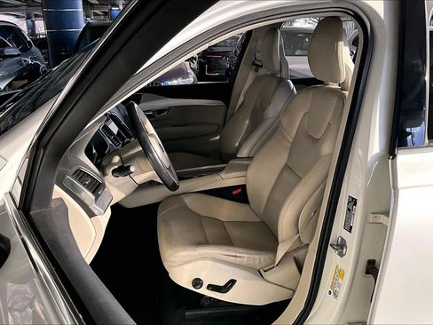 Used 2017 Volvo XC90 T6 Momentum w/ Vision Package image 8
