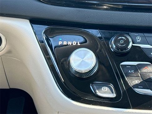 Used 2024 Chrysler Pacifica Touring-L image 32