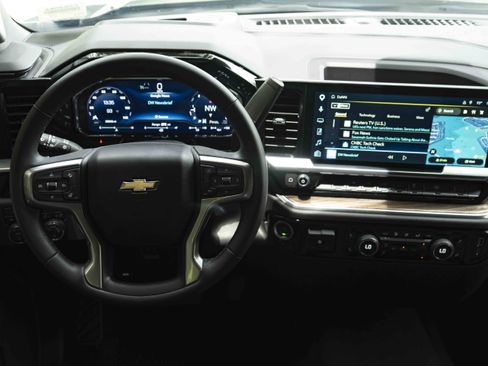 Used 2025 Chevrolet Silverado 1500 LT AWD/4WD image 19