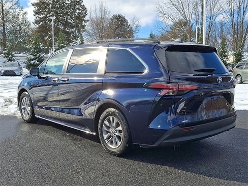 Certified 2021 Toyota Sienna XLE image 6