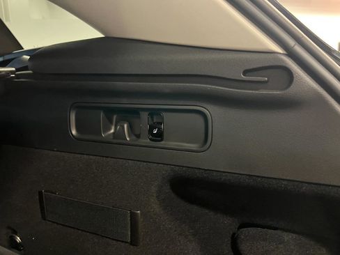 Used 2025 Mercedes-Benz GLC 350e 4MATIC image 36