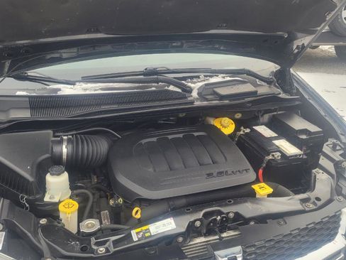 Used 2019 Dodge Grand Caravan SE w/ UConnect Hands-Free Group image 32