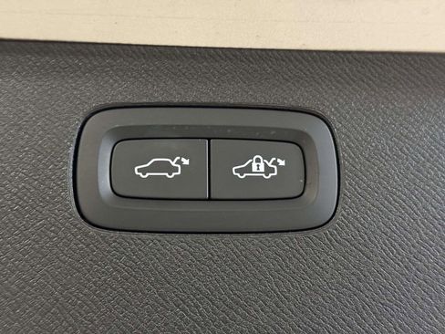 Certified 2025 Volvo XC90 B6 Plus image 18