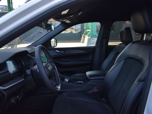 Used 2025 Jeep Grand Cherokee Altitude AWD/4WD image 16