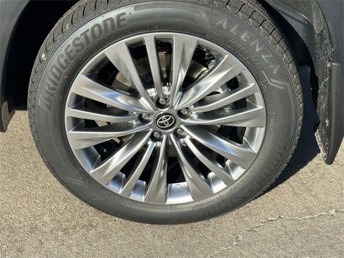 New 2026 Toyota Highlander Platinum image 8