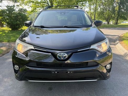 Used 2018 Toyota RAV4 XLE AWD/4WD image 2