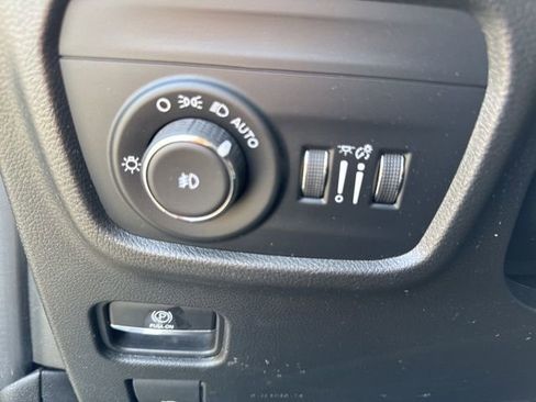 Used 2022 Jeep Grand Cherokee Overland w/ Luxury Tech Group IV AWD/4WD image 37