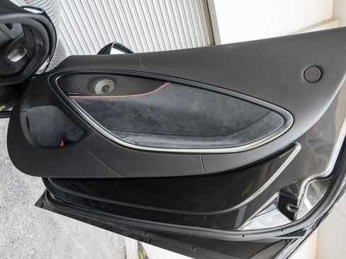 Used 2025 McLaren Artura image 44