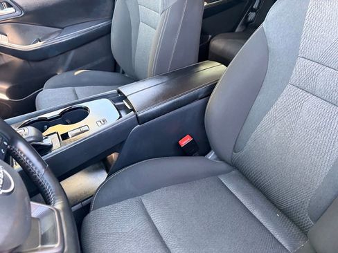 Certified 2025 Nissan Rogue SV FWD image 28