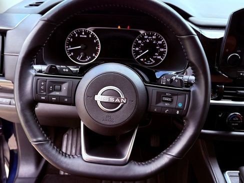 Used 2025 Nissan Pathfinder SL image 16