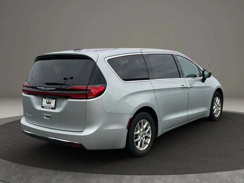 Used 2024 Chrysler Pacifica Touring-L FWD image 5