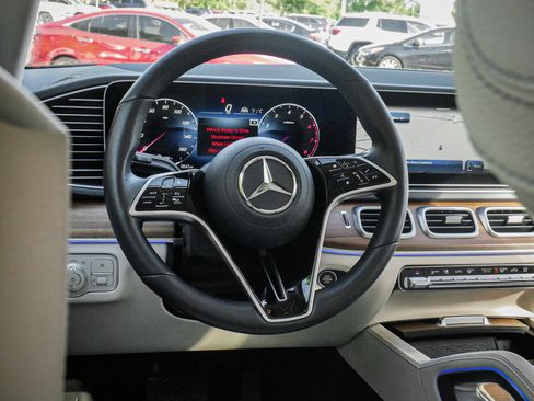 Used 2025 Mercedes-Benz GLS 450 4MATIC image 6