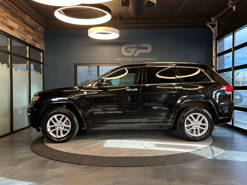 Used 2017 Jeep Grand Cherokee Overland w/ Jeep Active Safety Group AWD/4WD image 6