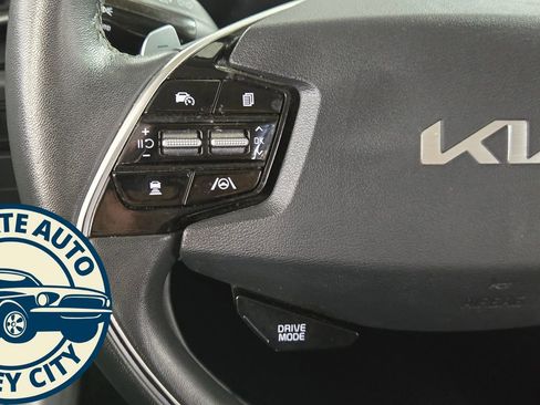 Used 2023 Kia Niro EX image 11
