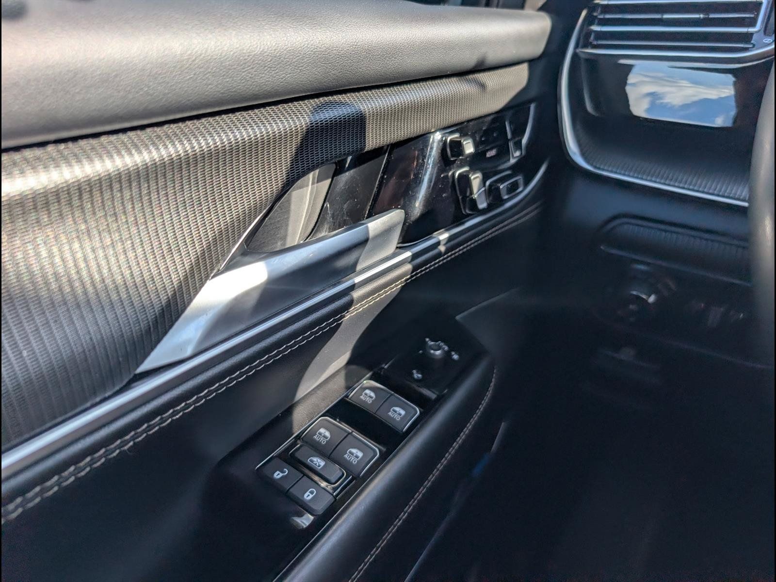 Used 2024 Jeep Grand Wagoneer L Series II AWD/4WD image 20