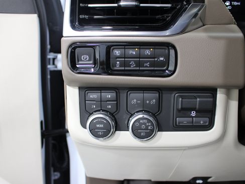 Used 2026 GMC Yukon Denali w/ Denali Reserve Package AWD/4WD image 9