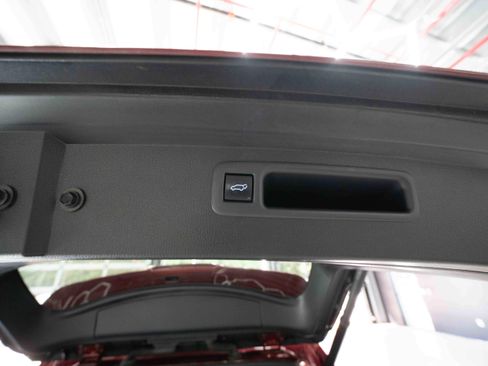Used 2021 Toyota Highlander XLE AWD/4WD image 29