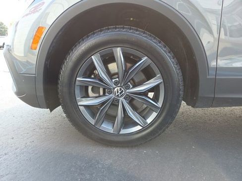 Used 2022 Volkswagen Tiguan SE w/ Panoramic Sunroof Package image 25